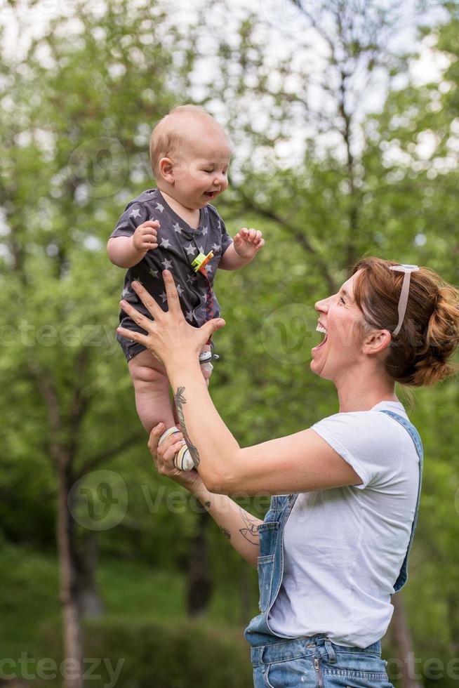 mulher com bebê na natureza foto