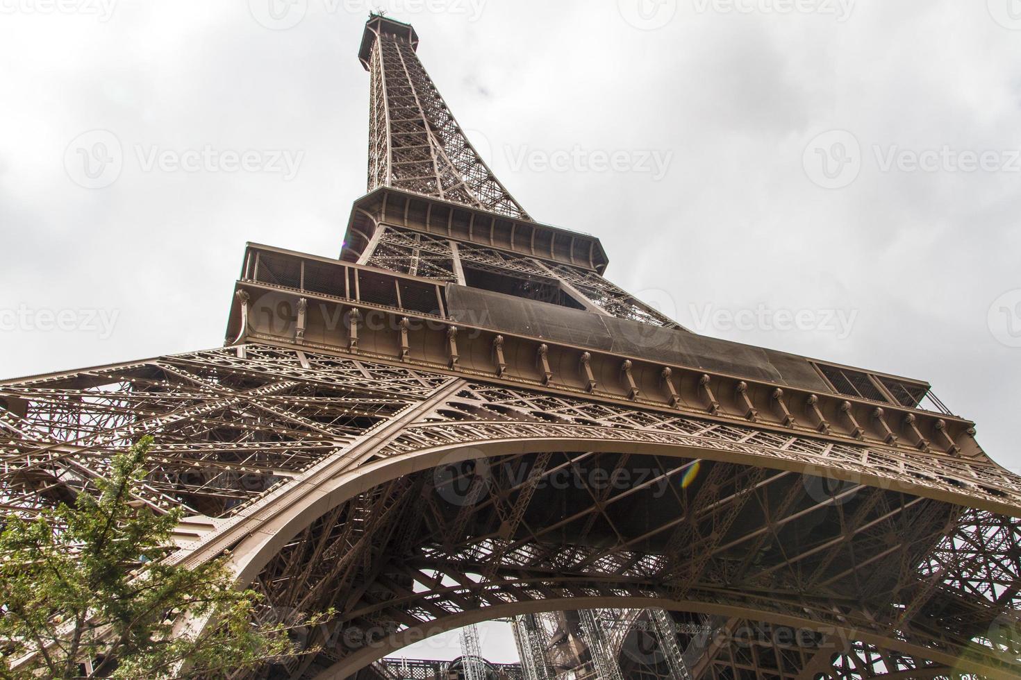 torre eiffel paris vista de perto foto