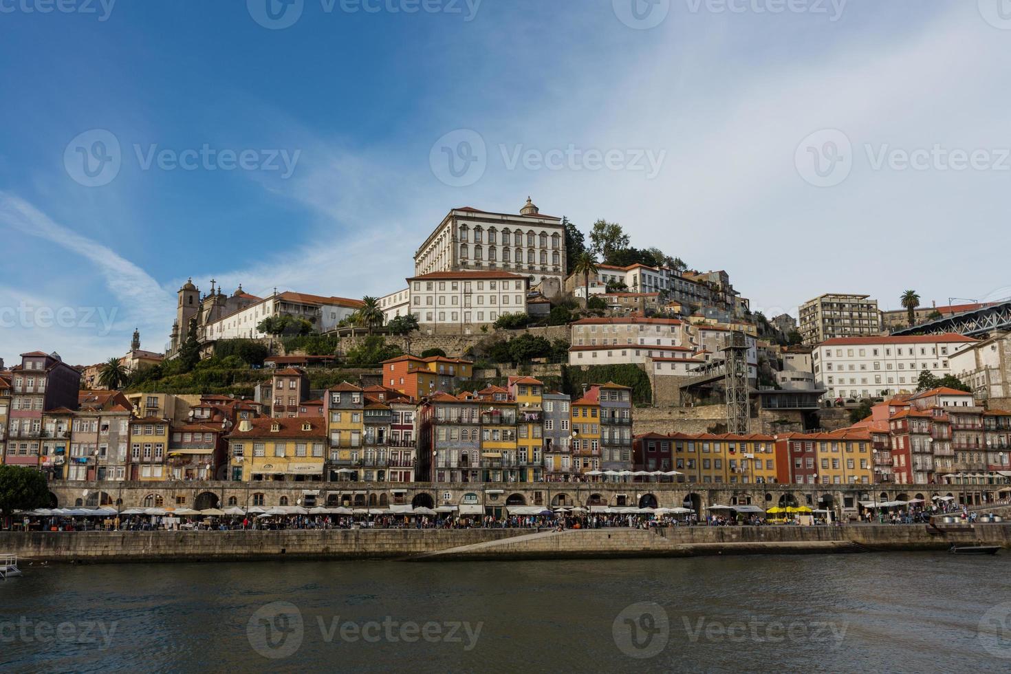 vista da cidade do porto na margem do rio ribeira e barcos de vinho rabelo no rio douro portugal uma cidade património mundial da unesco. foto
