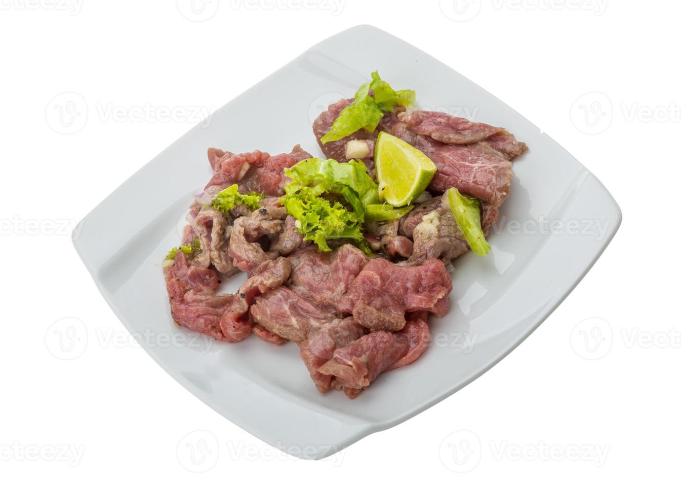 carpaccio de carne na chapa e fundo branco foto