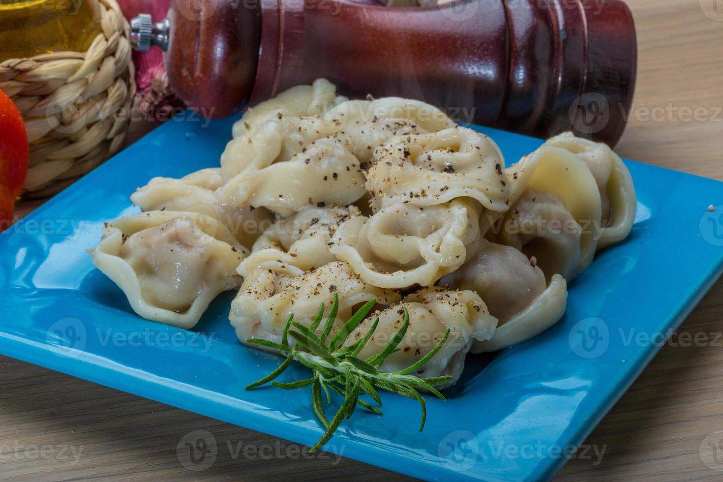 bolinhos russos no prato e fundo de madeira foto