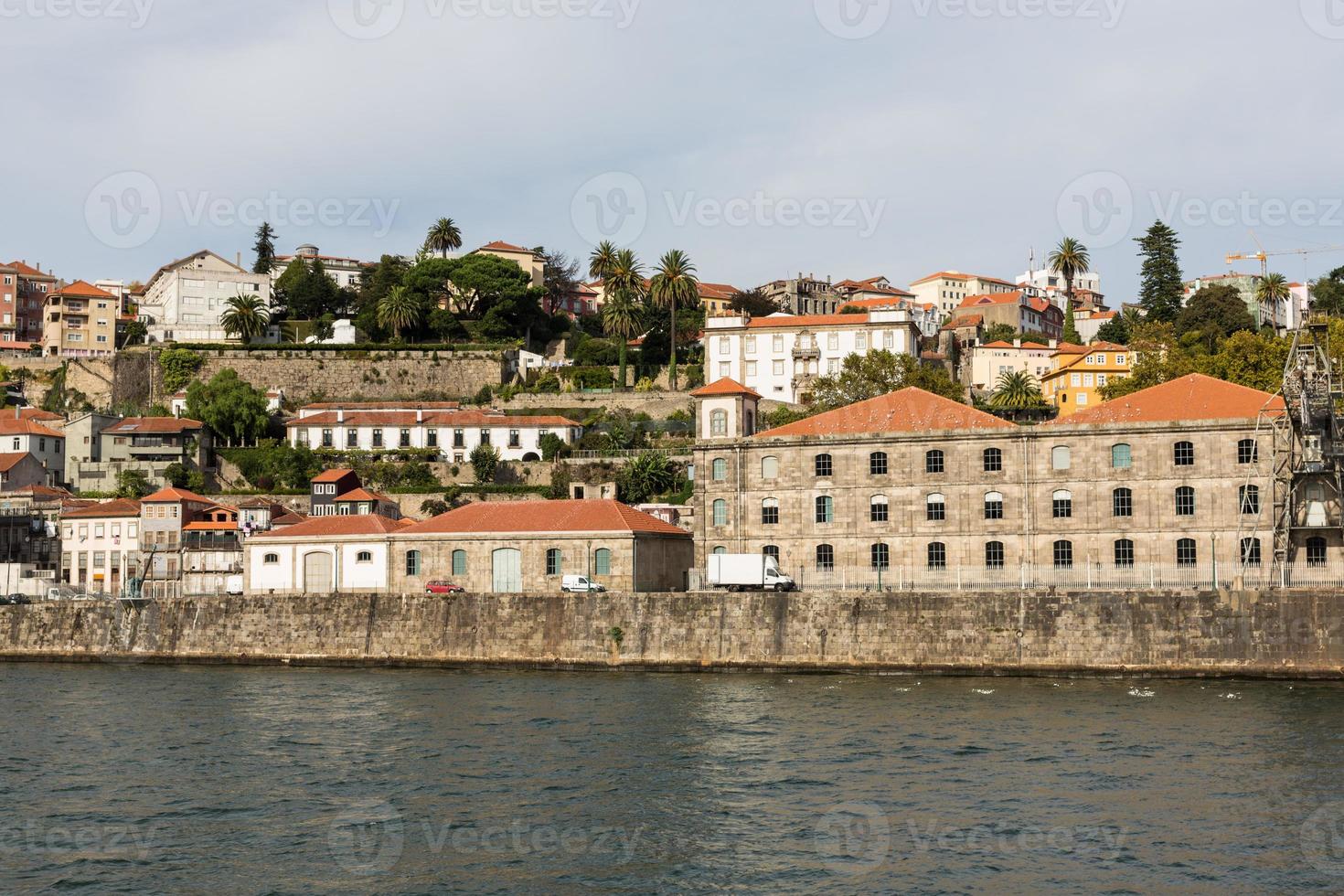 vista da cidade do porto na margem do rio foto