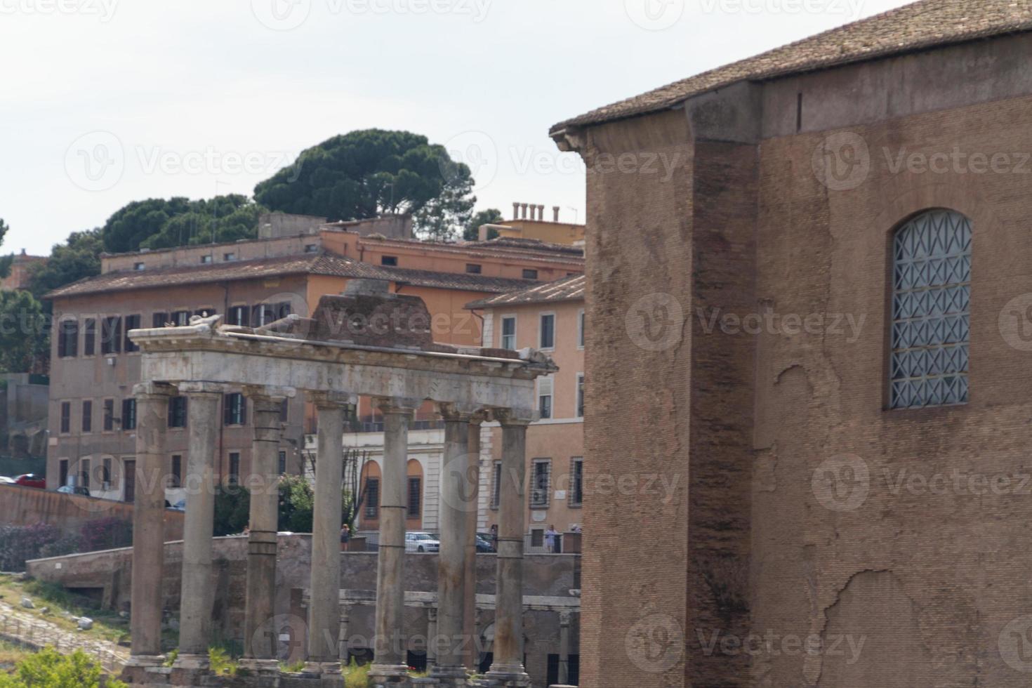 construindo ruínas e colunas antigas em roma, itália foto