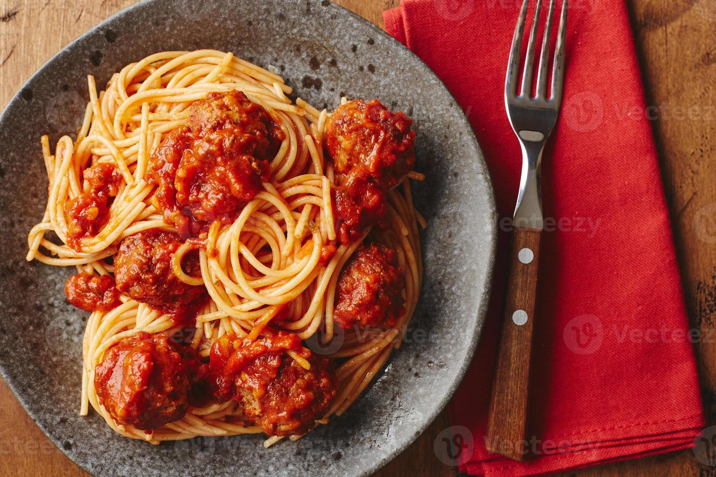 macarrão espaguete com almôndegas e molho de tomate. deliciosas almôndegas de espaguete caseiro foto