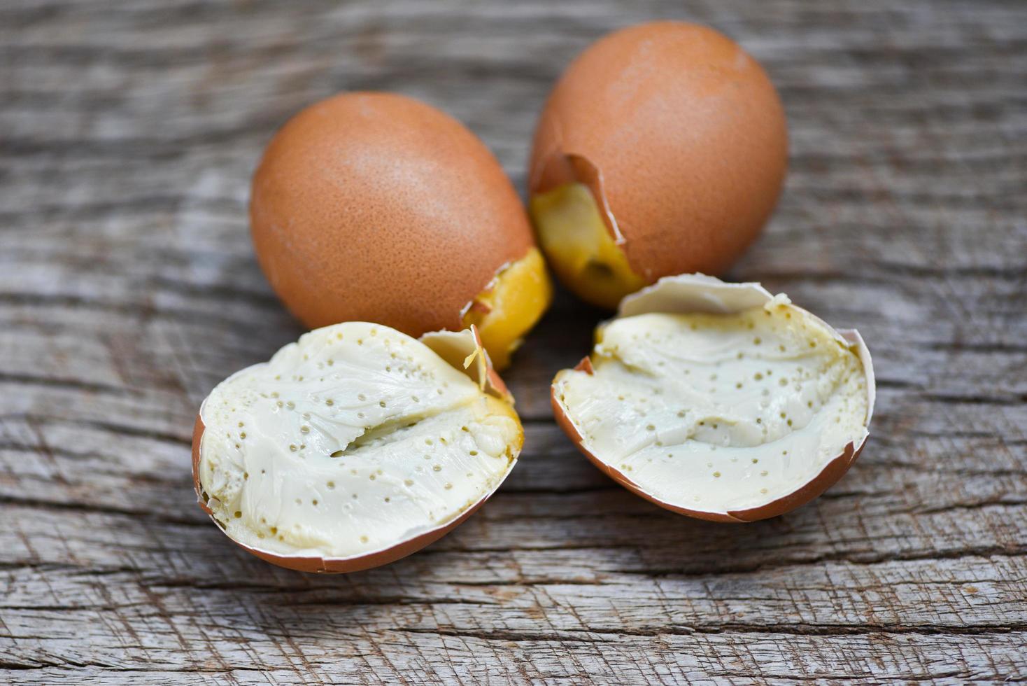 ovos cozidos no vapor em cascas de ovos em tempero de madeira ovo para grelhado com comida de rua tailandesa espetada foto