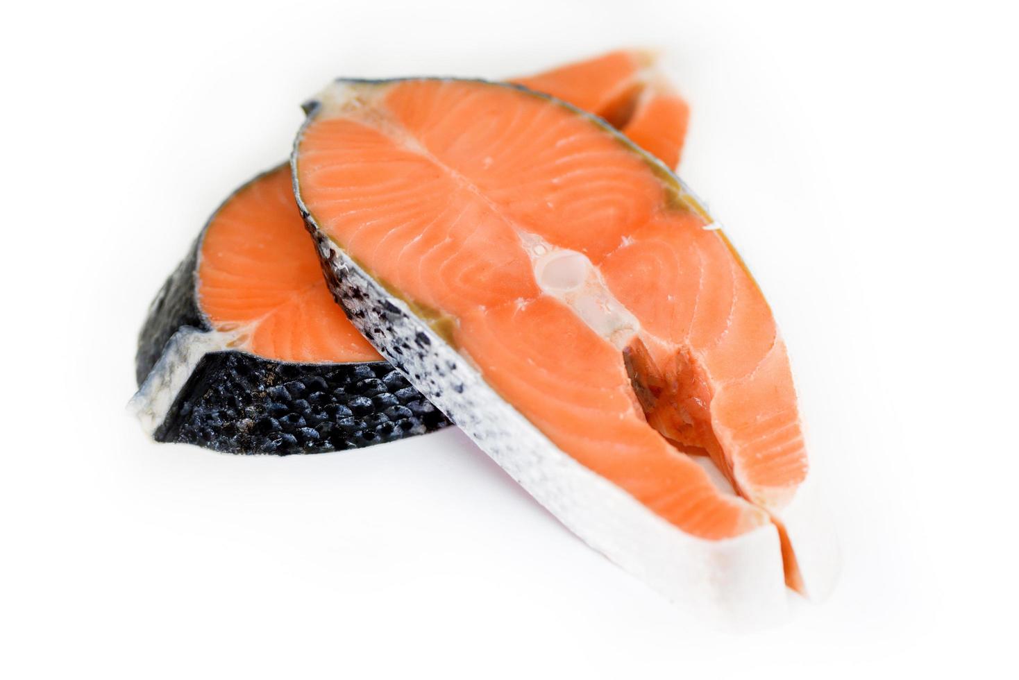 bife de salmão fresco no fundo branco - filé de peixe salmão cru para frutos do mar de bife cozido isolado foto