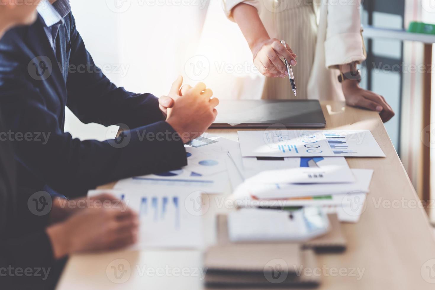 empresários discutindo e consultando o plano de marketing na sala de reuniões exclusiva. foto