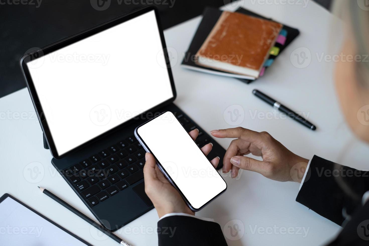 uma mão de mulher segurando o dispositivo smartphone com tela em branco. tela em branco para sua publicidade. foto