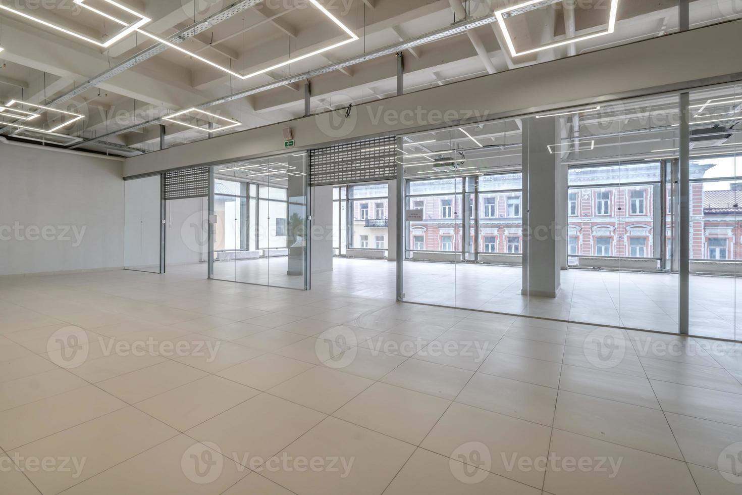 interior de quarto vazio branco moderno com colunas e janelas panorâmicas. sala para escritório ou loja foto