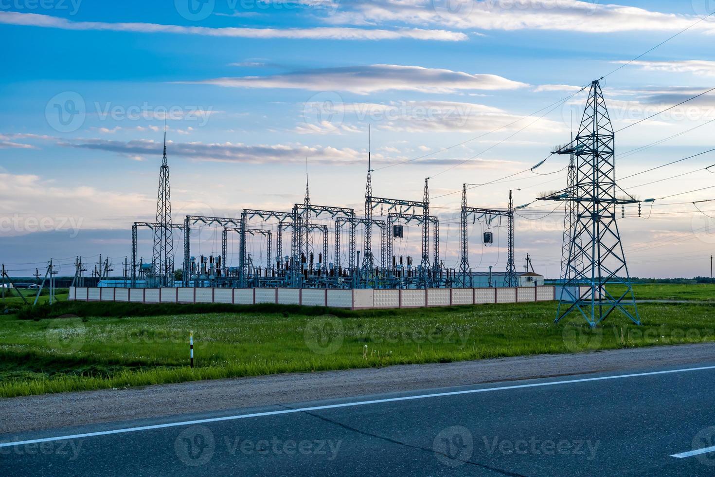 silhueta das torres de pilão elétrico de alta tensão no fundo de belas nuvens noturnas foto