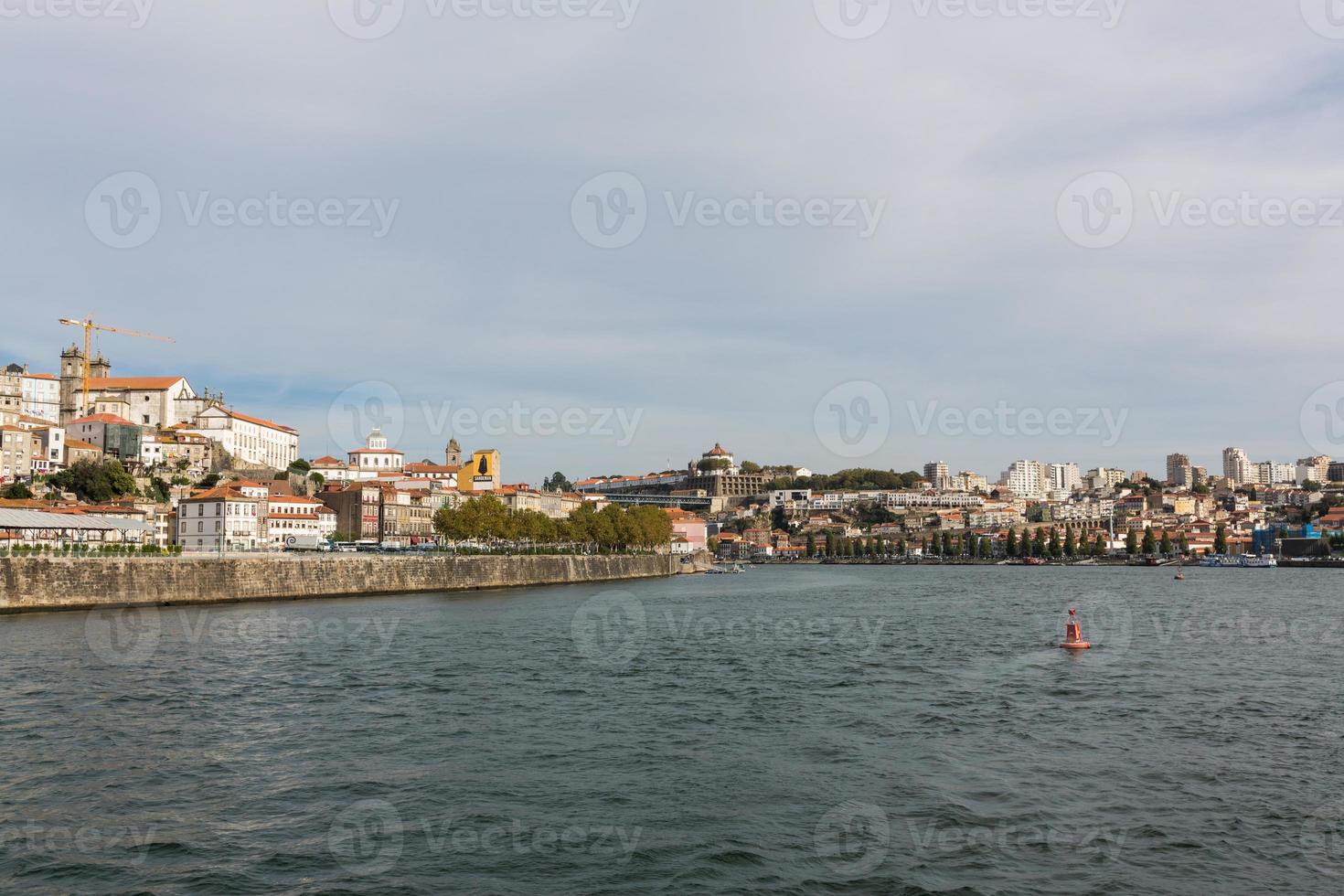 vista da cidade do porto na margem do rio foto