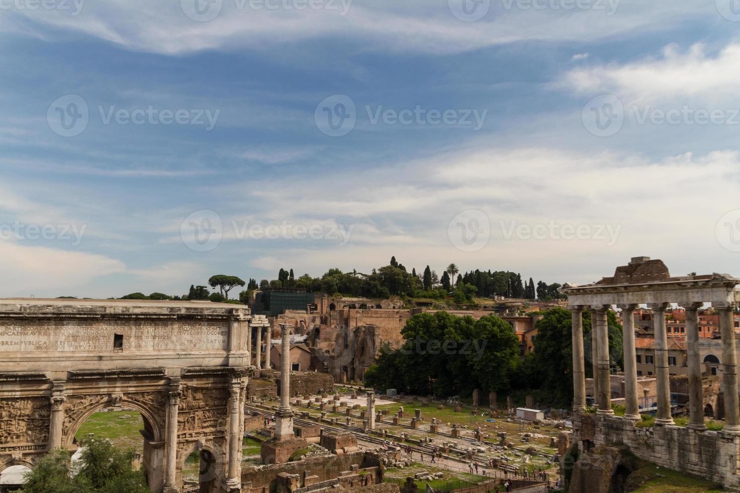 construindo ruínas e colunas antigas em roma, itália foto