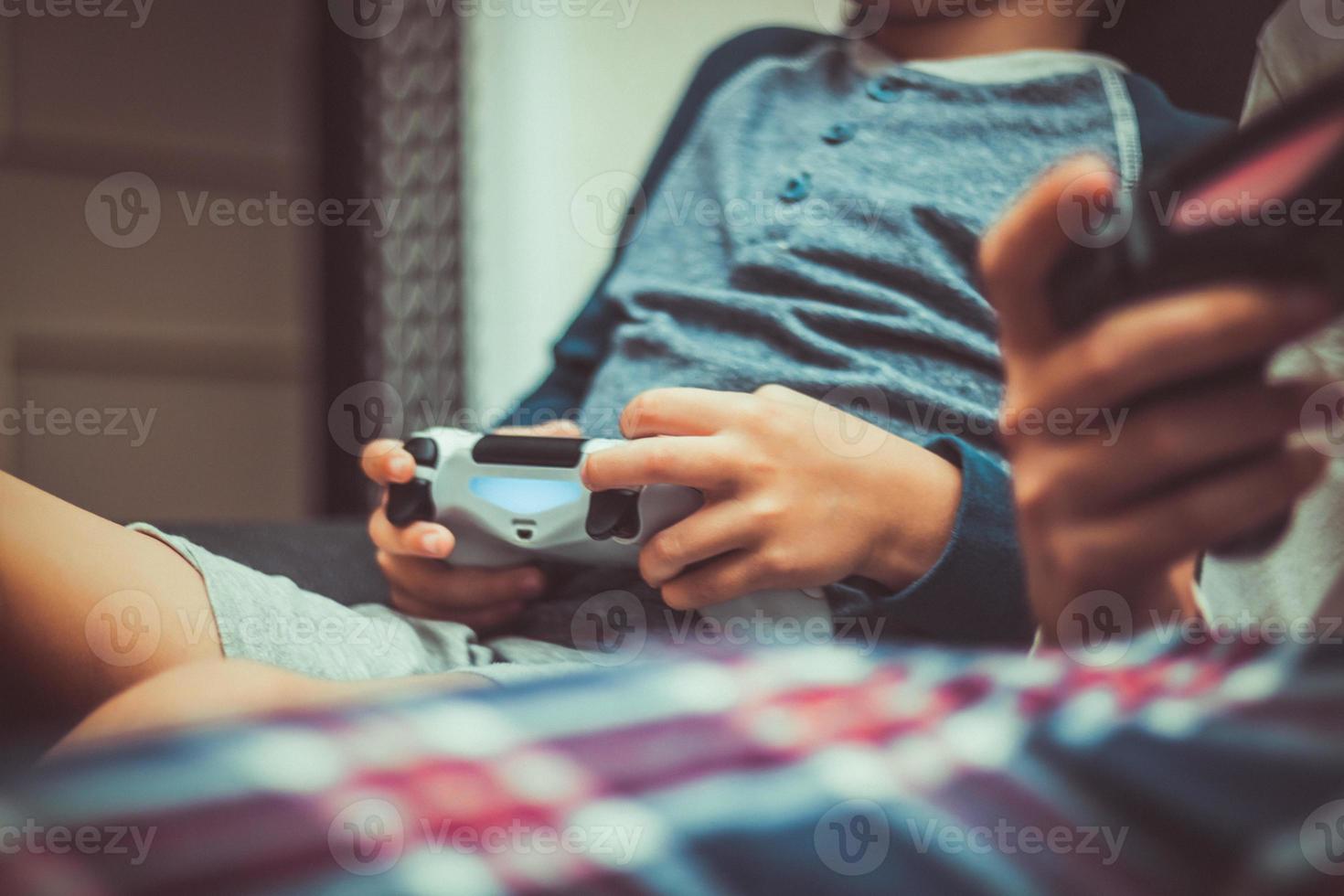 close-up de criança jogando videogame com seu pai. foto