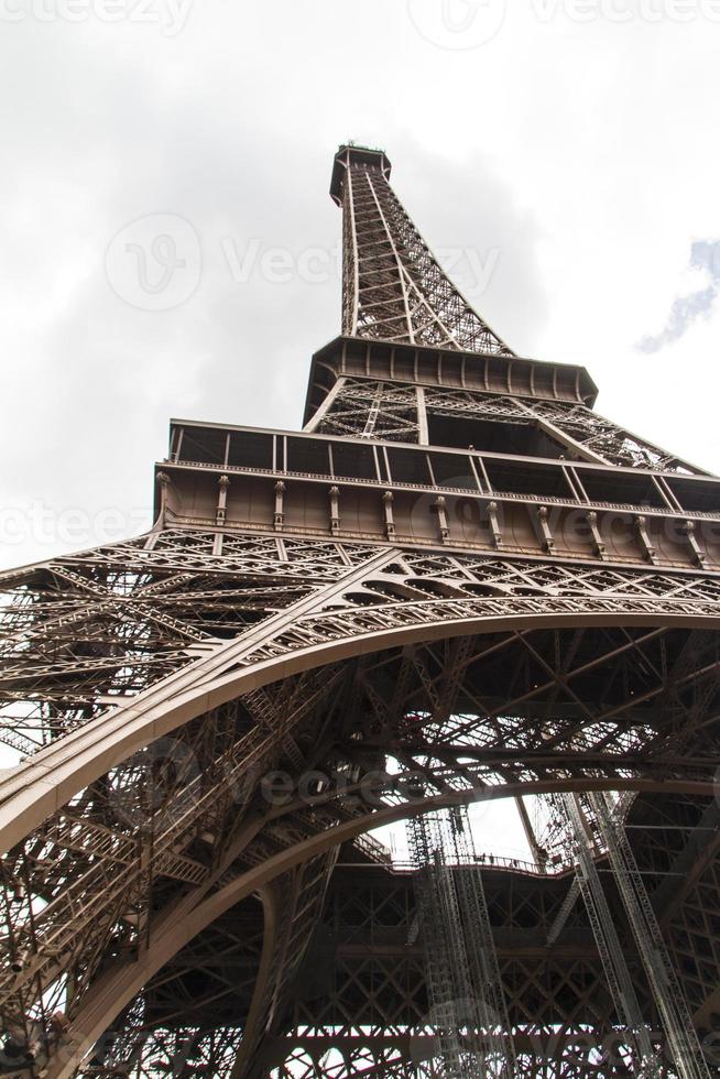 torre eiffel paris vista de perto foto