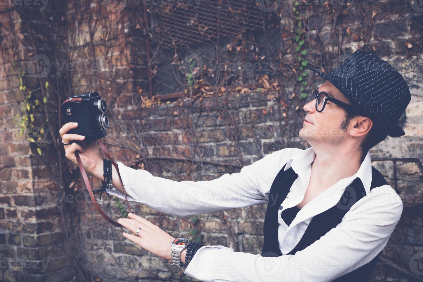 tomando selfie com câmera fotográfica vintage. foto