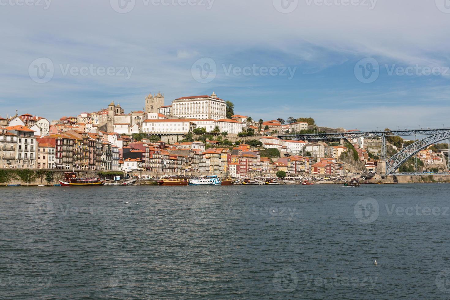 vista da cidade do porto na margem do rio foto