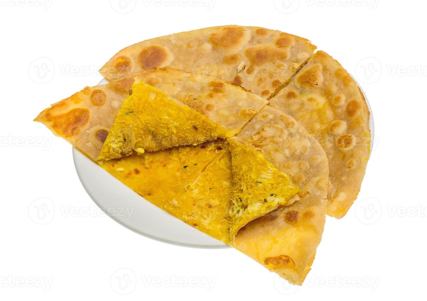 paratha de frango no prato e fundo branco foto