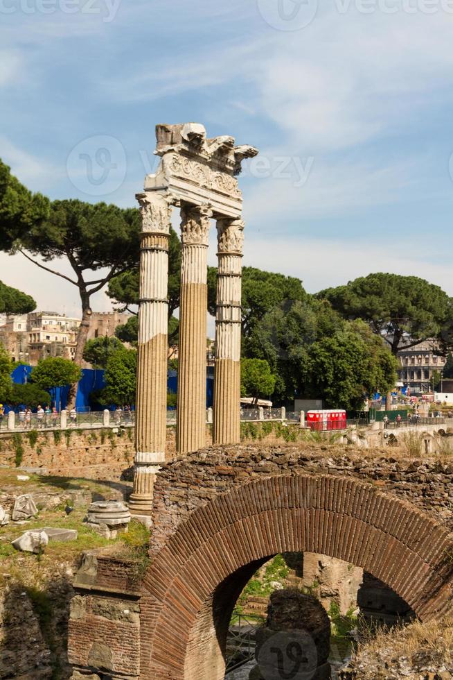 construindo ruínas e colunas antigas em roma, itália foto