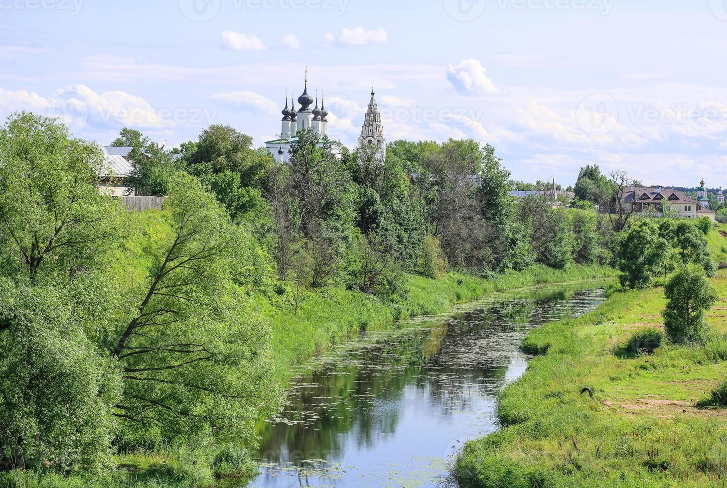 vista da paisagem de suzdal com rio foto