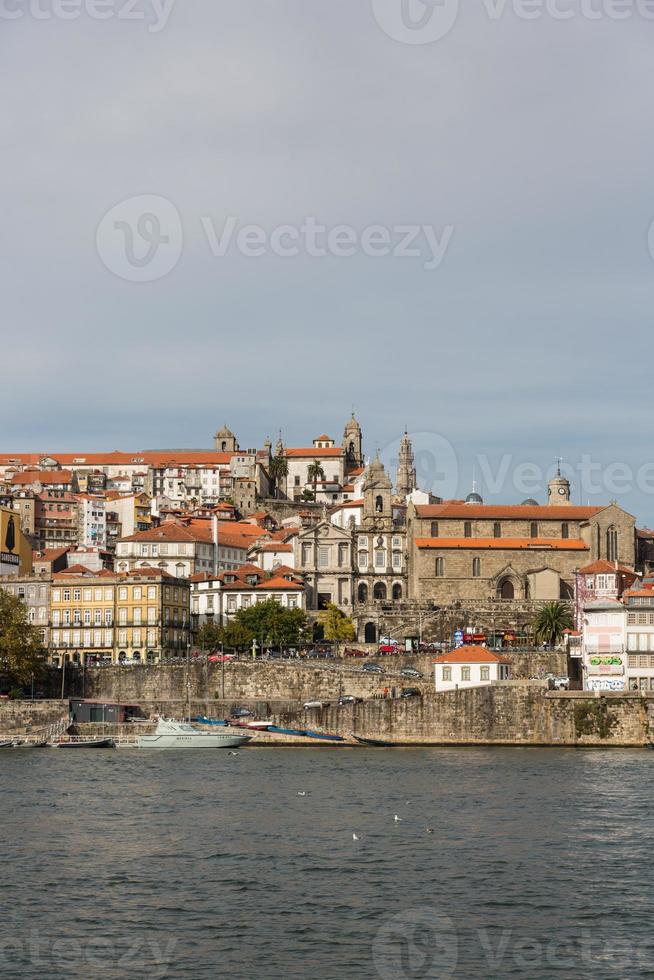 vista da cidade do porto na margem do rio foto