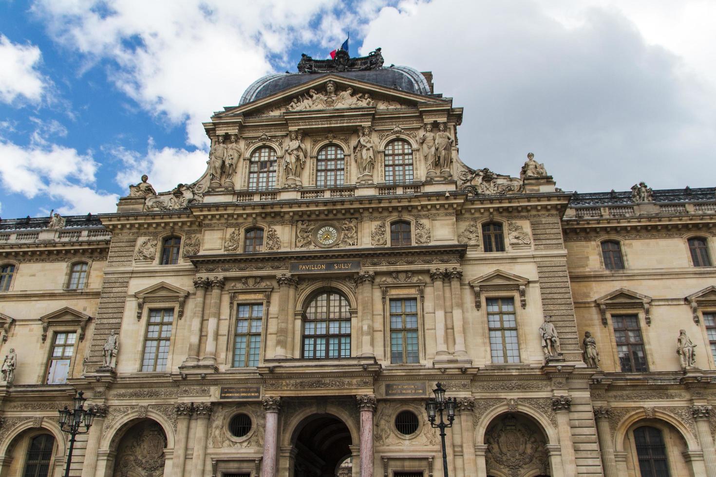 paris - 7 de junho - edifício do louvre em 7 de junho de 2012 no museu do louvre, paris, frança. com 8,5 milhões de visitantes anuais, o Louvre é consistentemente o museu mais visitado do mundo. foto