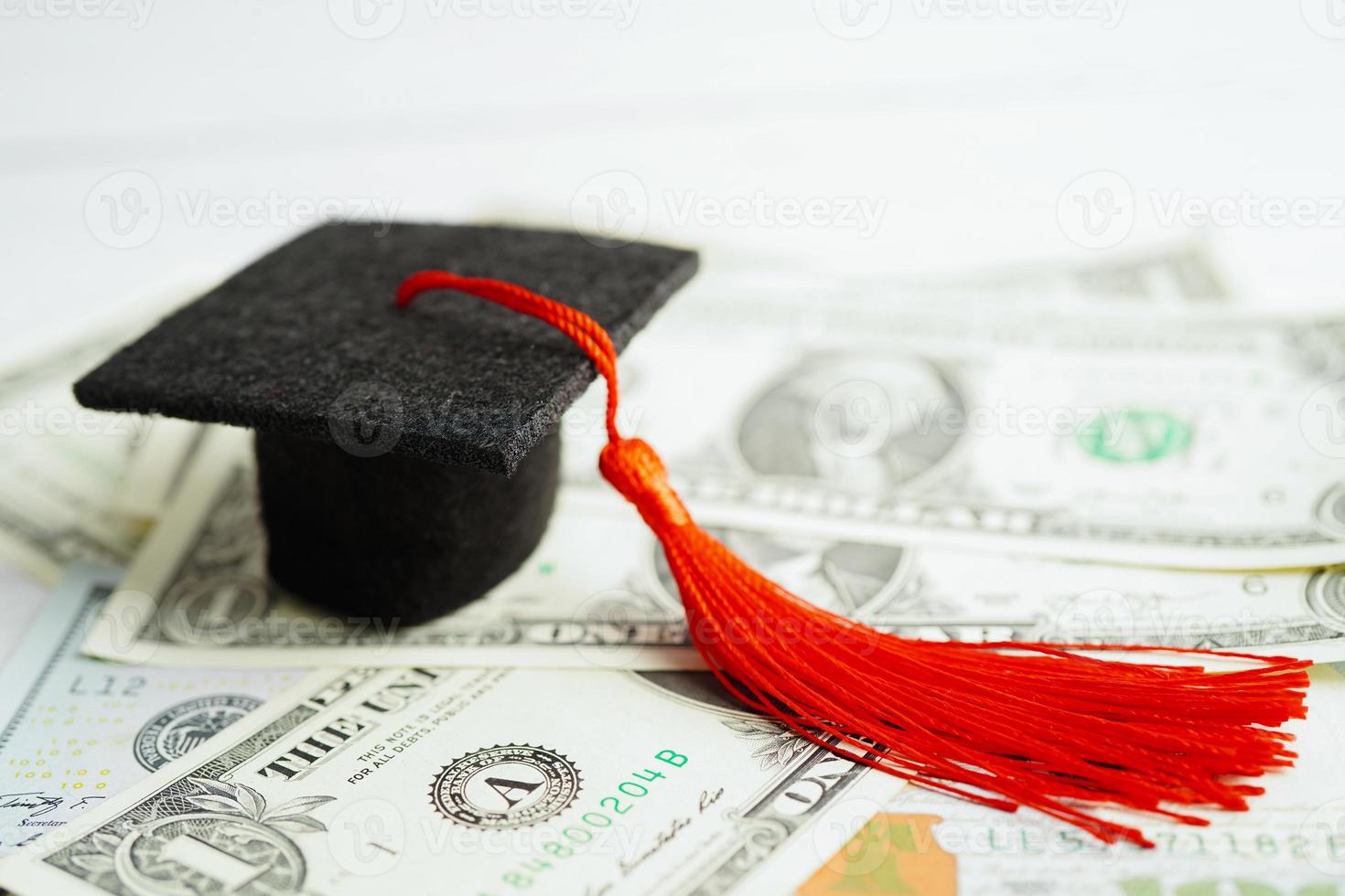 chapéu de graduação em dinheiro de notas de dólar americano, taxa de estudo de educação aprendendo ensinar conceito. foto