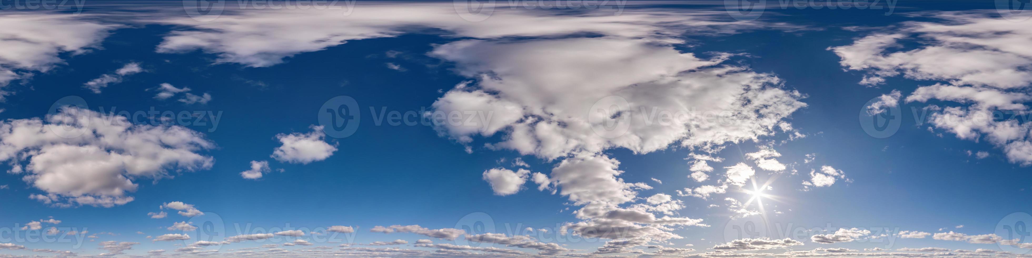 céu azul com lindas nuvens brancas. panorama hdri sem costura visão de ângulo de 360 graus com zênite para uso em gráficos 3D ou desenvolvimento de jogos como cúpula do céu ou editar tiro de drone foto