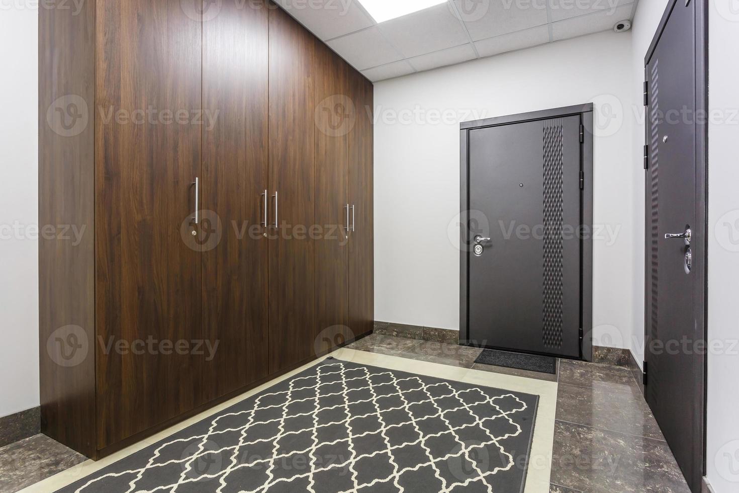 corredor vazio para quarto no interior de apartamentos modernos, escritório ou clínica com muitas portas de metal foto