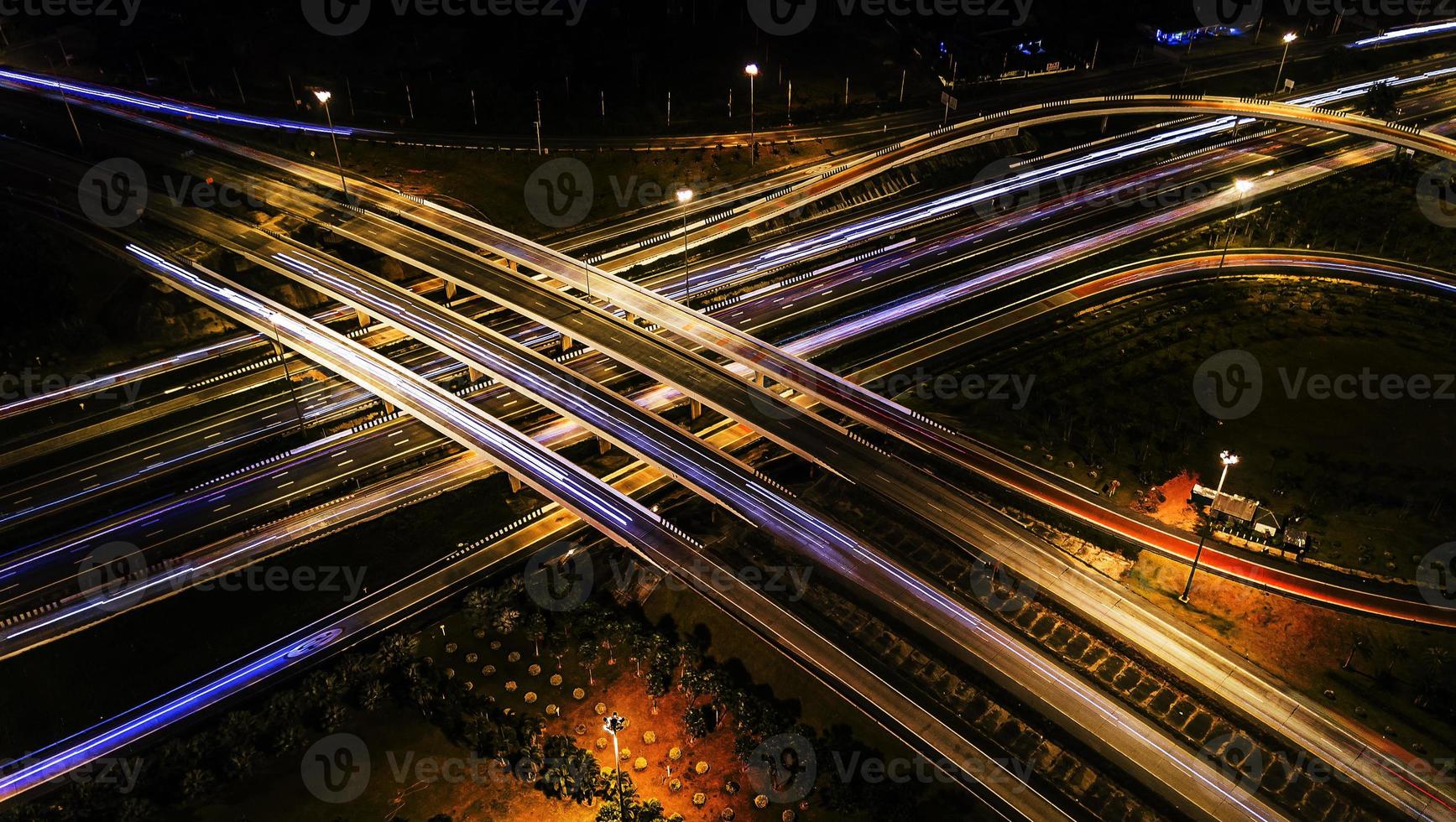 sobre a estrada da cidade à noite - vista de olho de pássaro - drone - vista superior foto