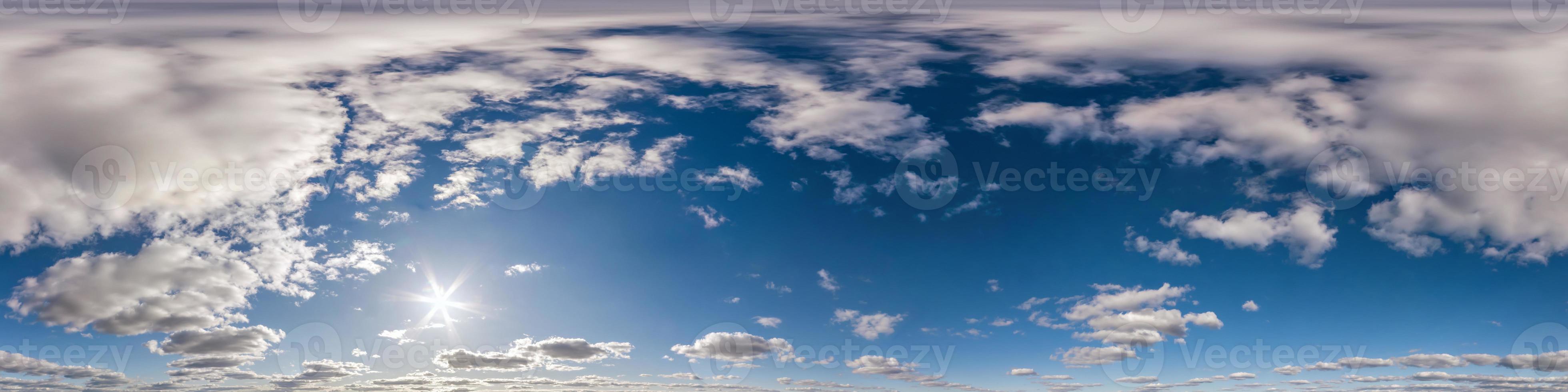 céu azul claro hdri 360 panorama em projeção perfeita com zênite para uso  em gráficos 3D