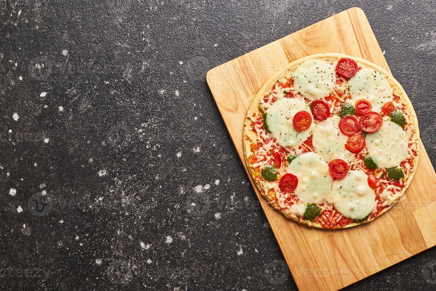 fast food assada pizza congelada com queijo, tomate e pesto. pronto para comer. foto