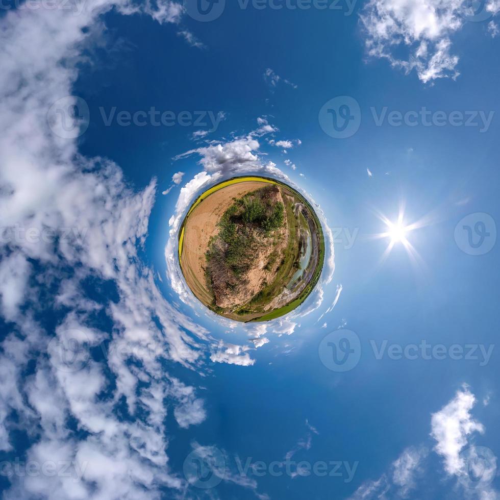 pequena transformação do planeta do panorama esférico 360 graus. vista aérea abstrata esférica em campo com céu claro e lindas nuvens impressionantes. curvatura do espaço. foto