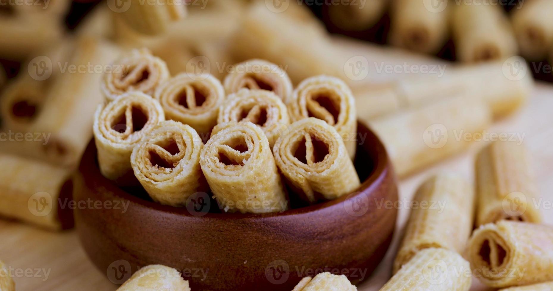 waffles crocantes são colocados na mesa foto