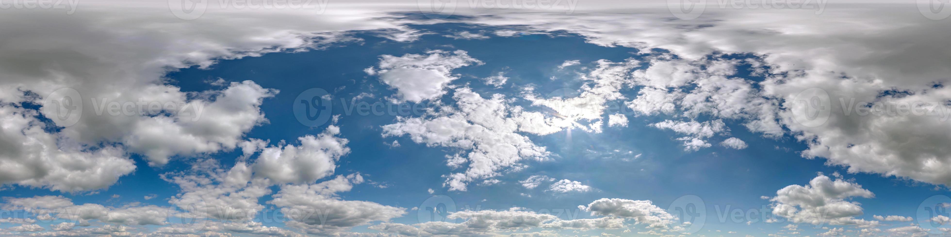 céu azul hdr 360 panorama com lindas nuvens brancas em projeção perfeita  com zênite para uso em gráficos 3d ou desenvolvimento de jogos como cúpula  do céu ou editar tiro de drone