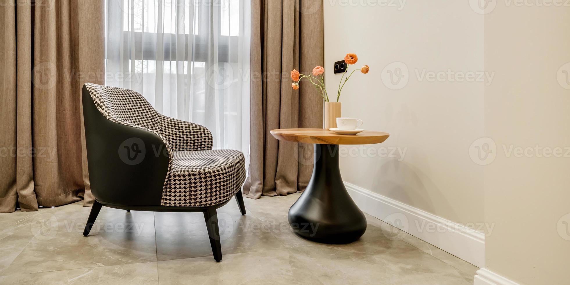 elementos de decoração do quarto de hóspedes e banheiro com mesa de chá, poltrona e um buquê de flores e uma xícara de café foto