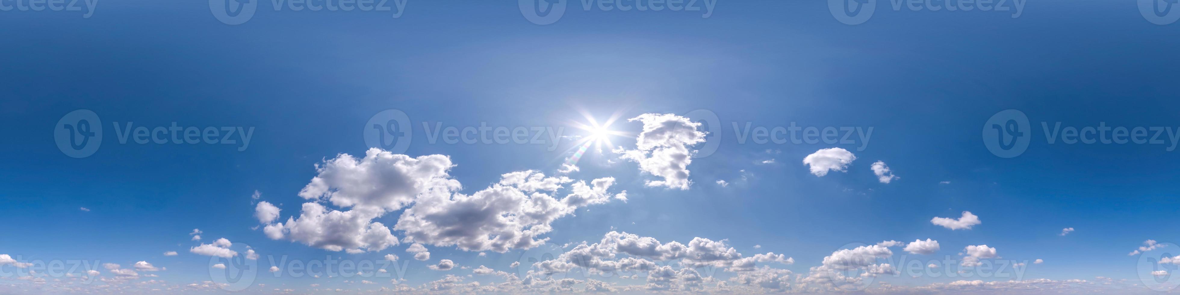céu azul nublado sem costura hdri panorama visão de ângulo de 360 graus com zênite e belas nuvens para uso em gráficos 3d como cúpula do céu ou editar tiro de drone foto