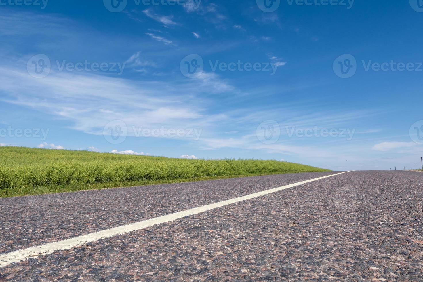 estrada vazia de estrada de asfalto e céu azul claro com paisagem panorâmica foto