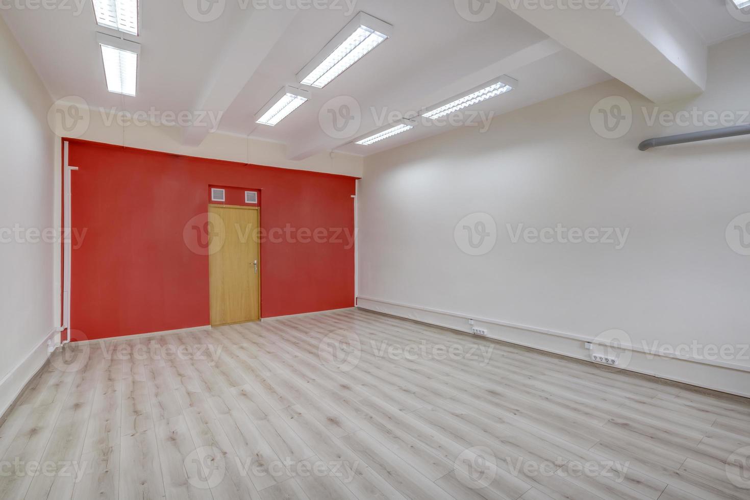 quarto branco vazio com reparo e sem móveis. sala para escritório ou loja foto