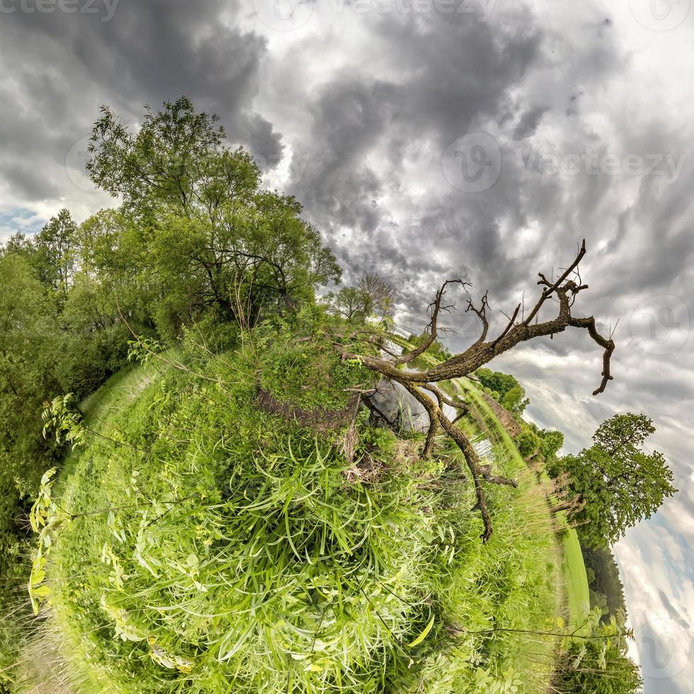 pequena transformação do planeta do panorama esférico 360 graus. vista aérea abstrata esférica na floresta perto do lago. curvatura do espaço. foto