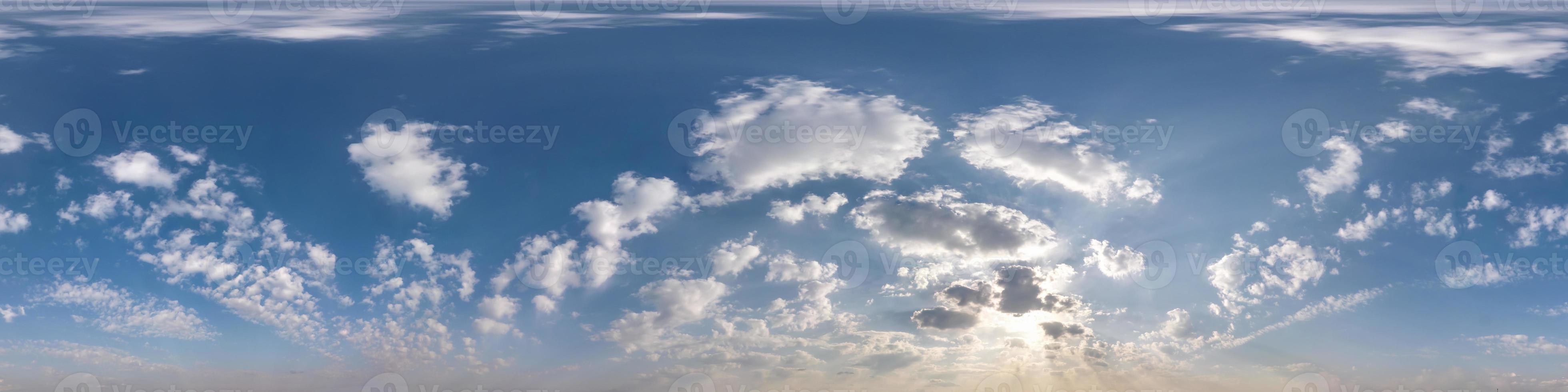 céu azul claro com lindas nuvens brancas. panorama hdri sem costura visão de ângulo de 360 graus com zênite para uso em gráficos 3D ou desenvolvimento de jogos como cúpula do céu ou editar tiro de drone foto