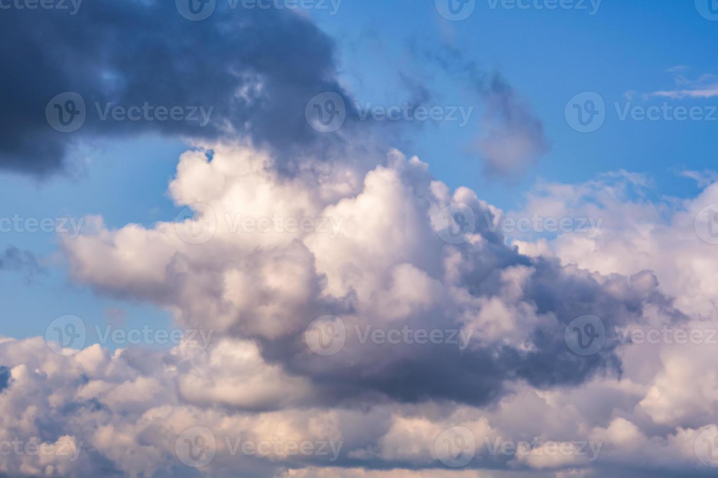 panorama de céu azul com belas nuvens. uso para substituição do céu foto