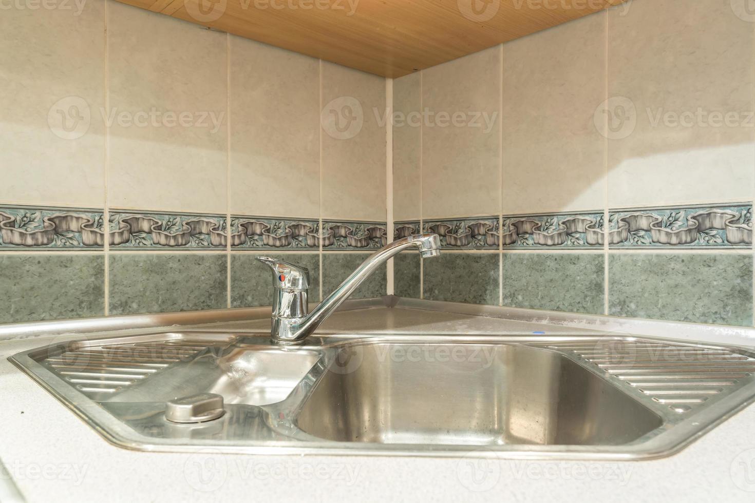 pia de torneira de água com torneira no banheiro ou cozinha do loft caro. foto