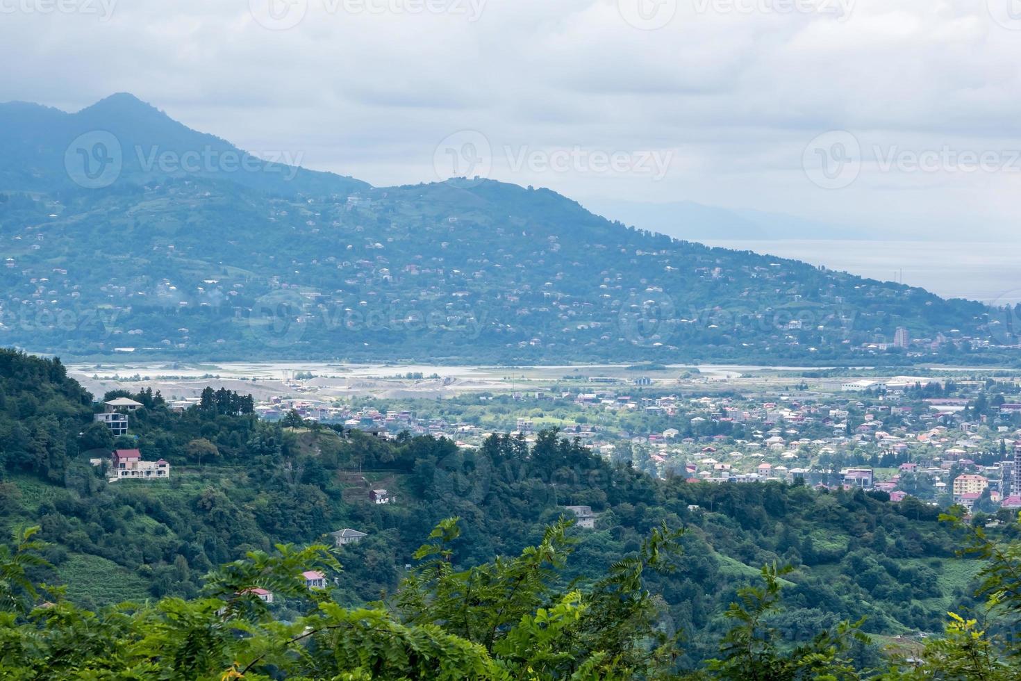 ariel vista panorâmica da cidade velha e arranha-céus com o mar das montanhas foto