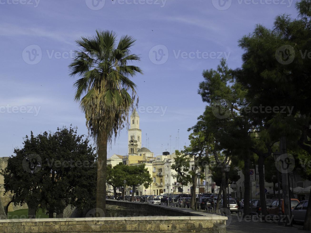 a cidade de bari na itália foto