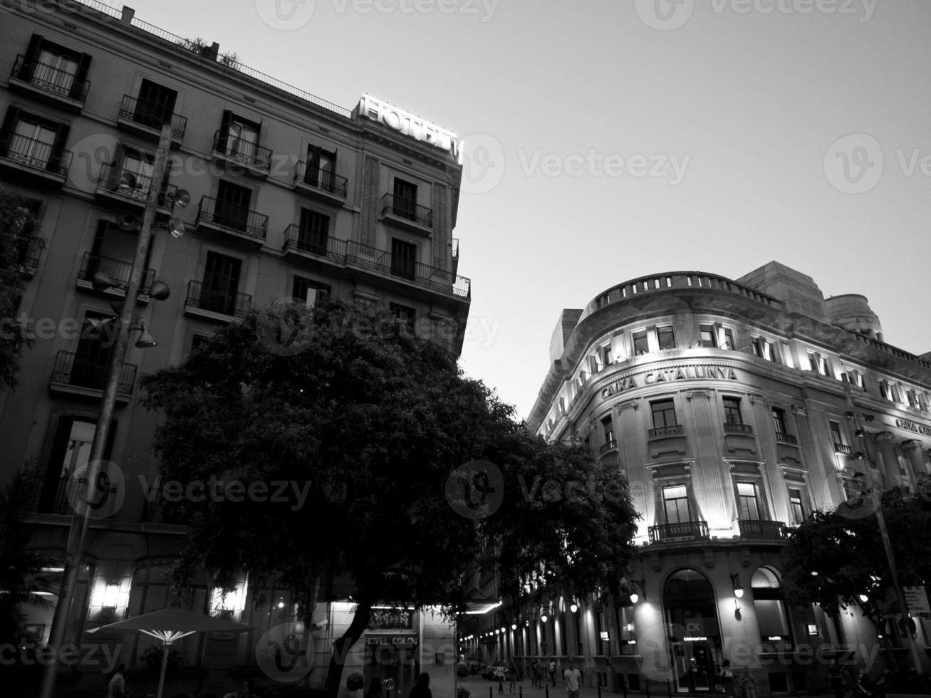 barcelona à noite foto