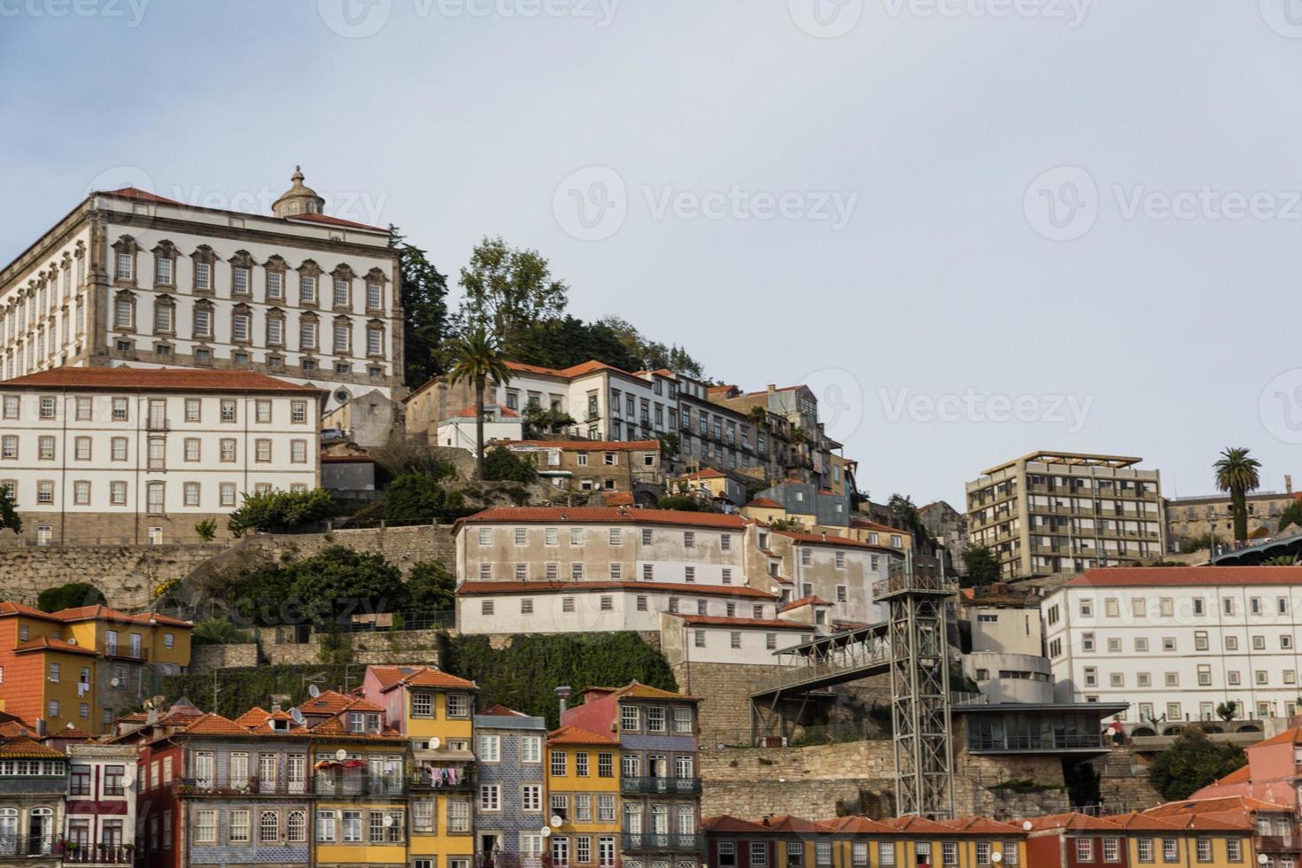 vista da cidade do porto na margem do rio ribeira e barcos de vinho rabelo no rio douro portugal uma cidade património mundial da unesco. foto