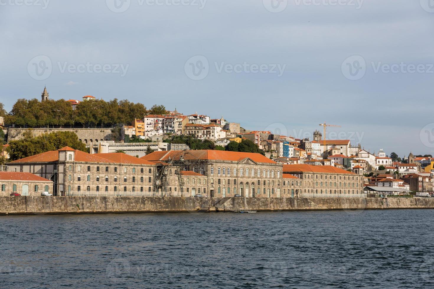 vista da cidade do porto na margem do rio foto