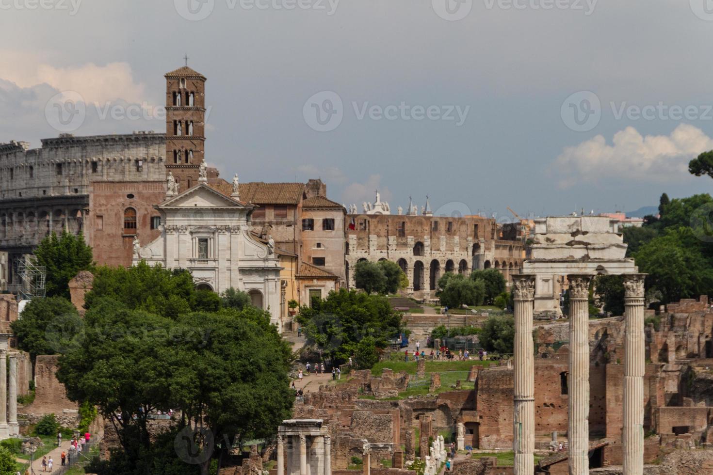 construindo ruínas e colunas antigas em roma, itália foto