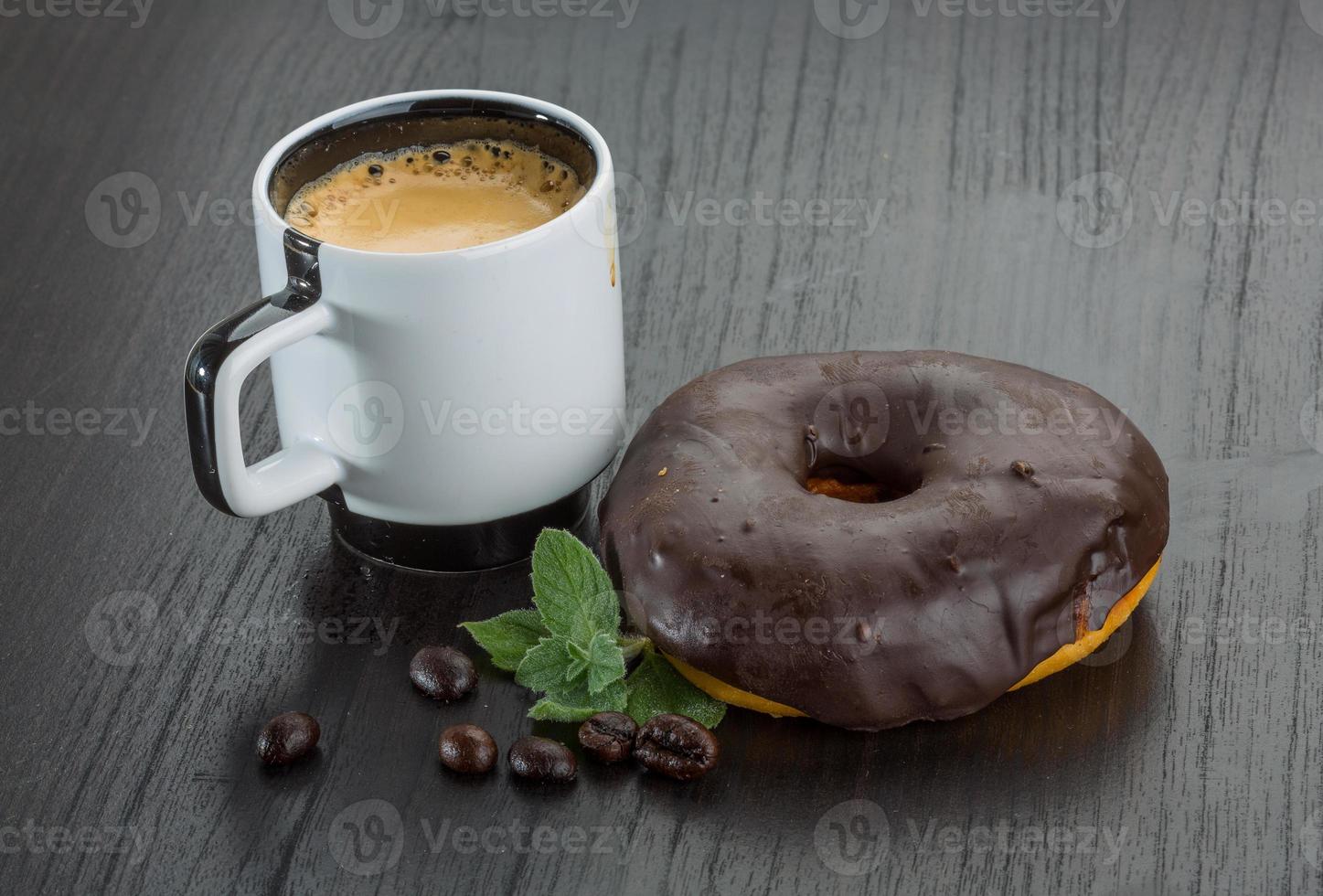 café com donuts em fundo de madeira foto