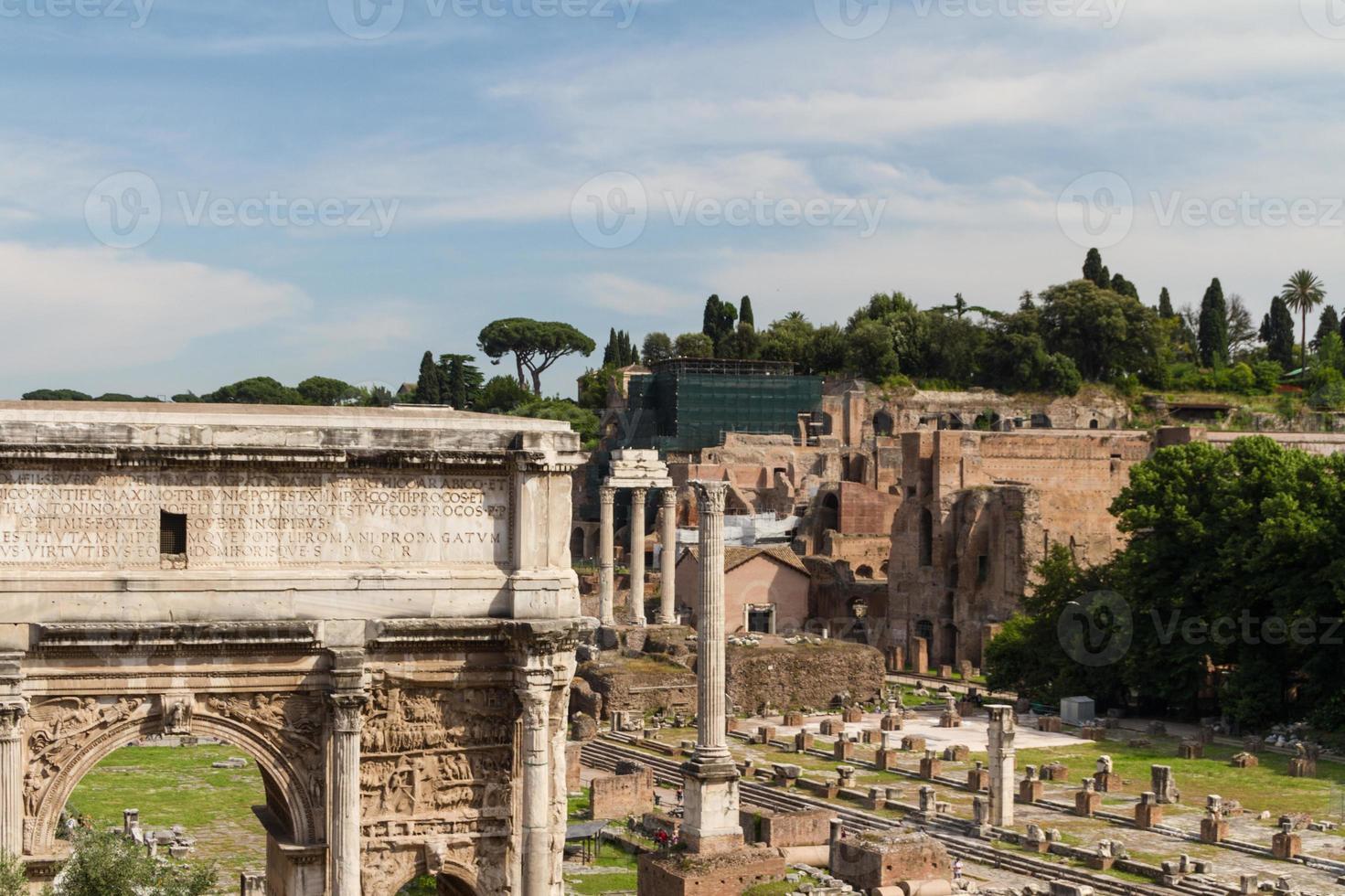 construindo ruínas e colunas antigas em roma, itália foto